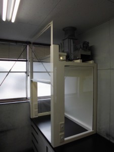 樹脂フード側面　扉開